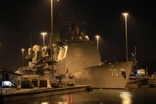 L'USS Lake Erie (CG-70) est entré dans le canal de Panama, vendredi soir. KEYSTONE/EPA/Bienvenido Velasco